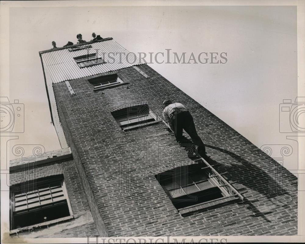 1938 Press Photo Philadelphia Fire Training School Graduate Climbs Tower - Historic Images
