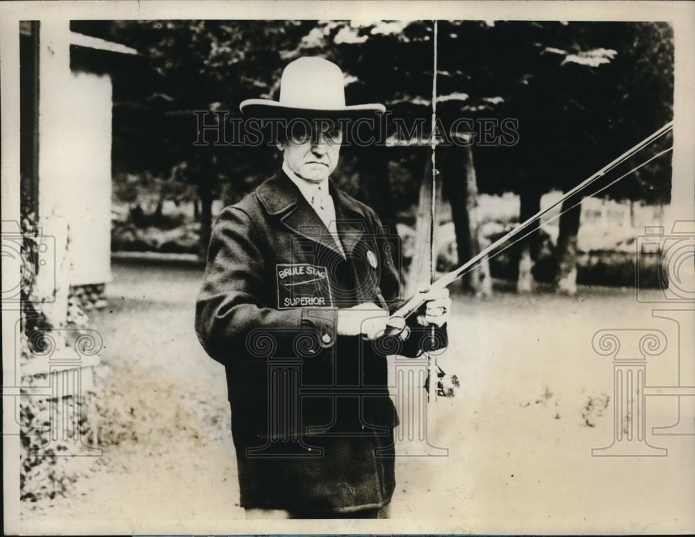 1928 Press Photo Championship Fisher Holds Pole And Wears Funny Hat - Historic Images