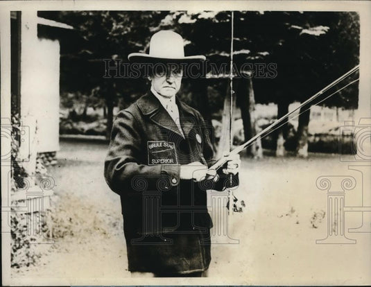 1928 Press Photo Championship Fisher Holds Pole And Wears Funny Hat - Historic Images