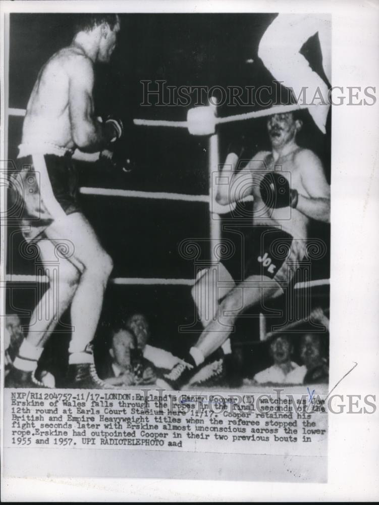 1959 Press Photo Englands Henry Cooper Watches Joe Erskine Fall Through Ropes - Historic Images