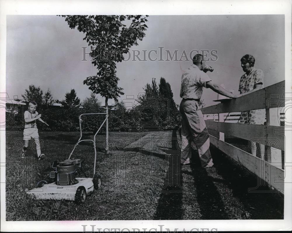 1966 Press Photo Man, Wife and Child with lawnmower - Historic Images