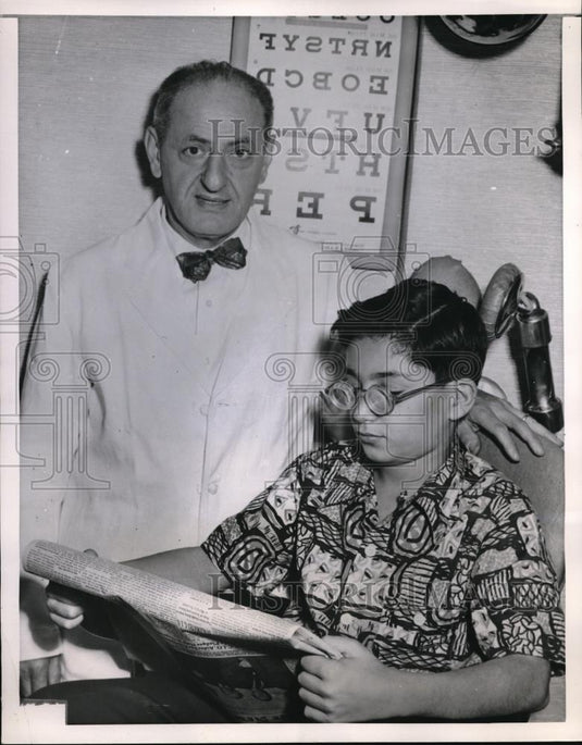 1952 Press Photo Dr. William Feinbloom's new lense development helps blind see - Historic Images