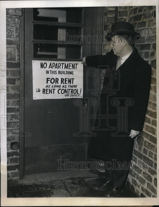 1949 Press Photo Paul Schofield Tacks Sign Up at Chicago Apartment for No Rent - Historic Images
