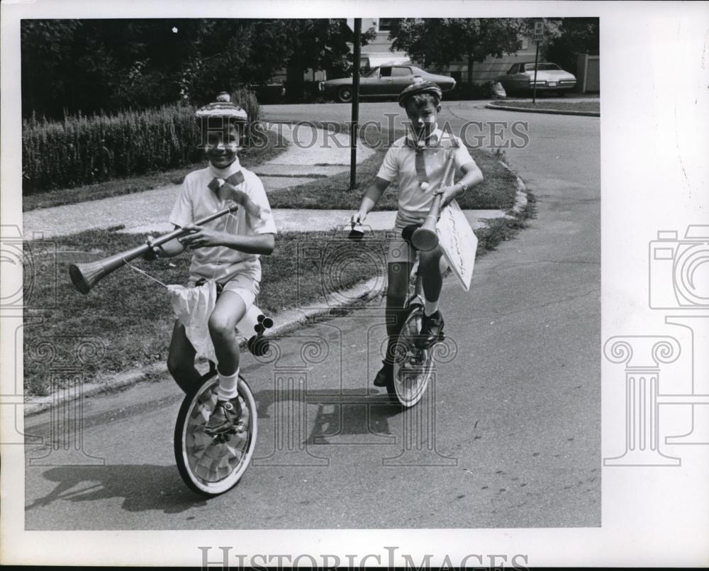 1969 Press Photo Rocky Day Kiddies Parade Scott Cherry and Tom Doughman - Historic Images