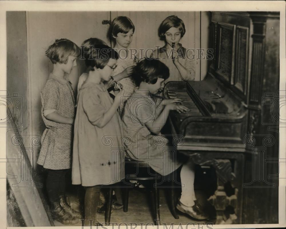1927 Press Photo Homes kids making some music by playing some instrument. - Historic Images