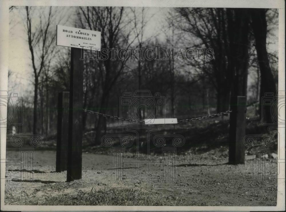 1926 Press Photo Sign Barring Visitors from Mt. Holyoke College After Dark - Historic Images