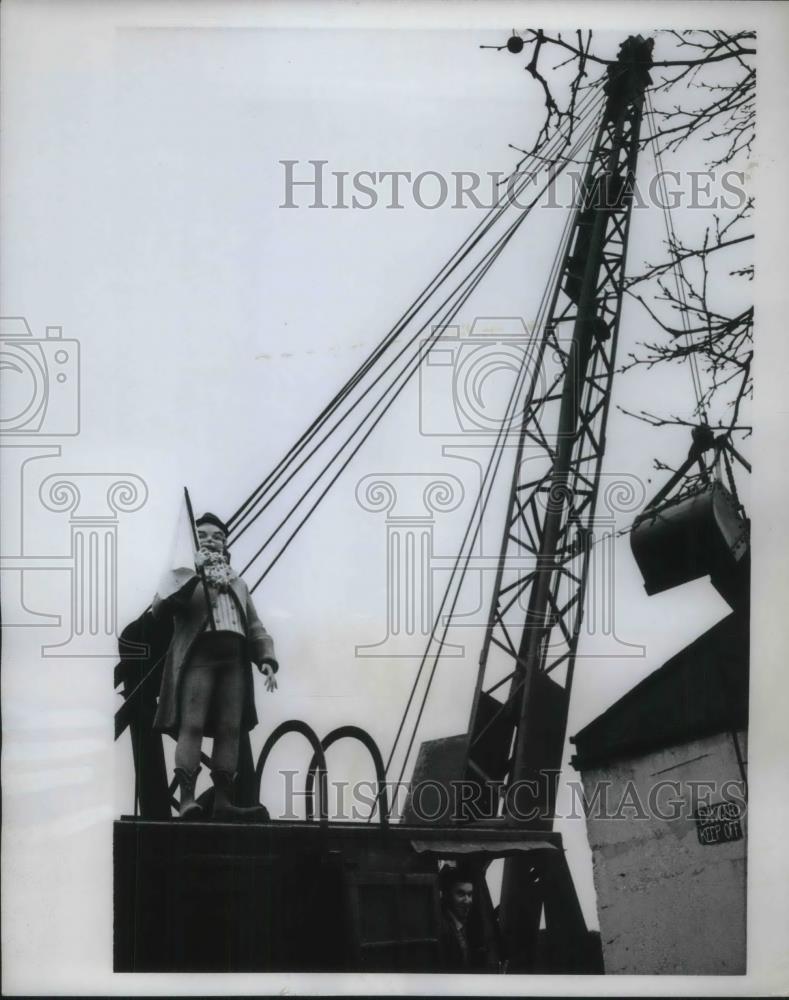 1962 Press Photo Pete Ginnen, crane operator, working in New York - Historic Images