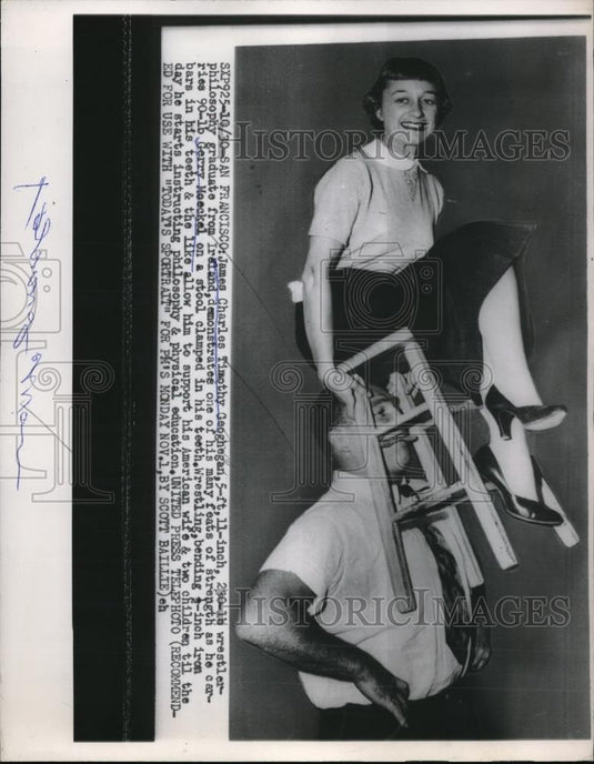 1954 Press Photo San Francisco James Charles Timothy wrestler holds up Gerry - Historic Images
