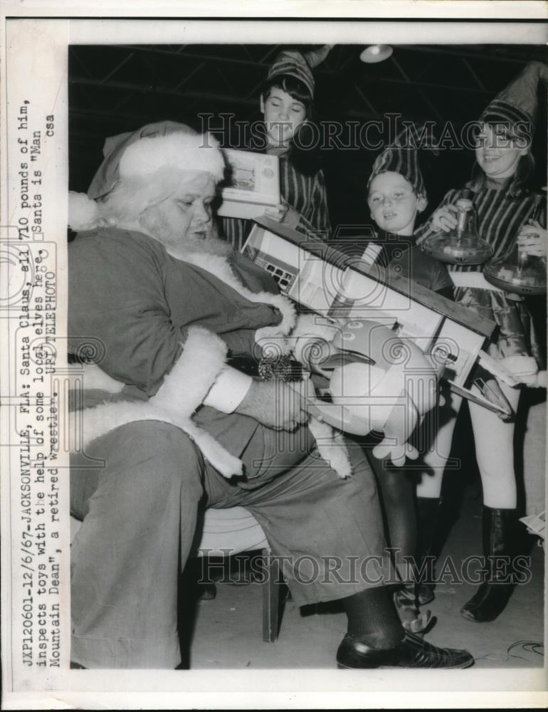 1967 Press Photo Santa is played by Man Mountain Dean 710 lbs.A retired wrestler - Historic Images