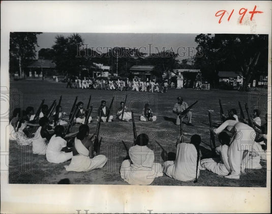 1962 Press Photo Dezfu, India Tezpur home guard women at military training - Historic Images