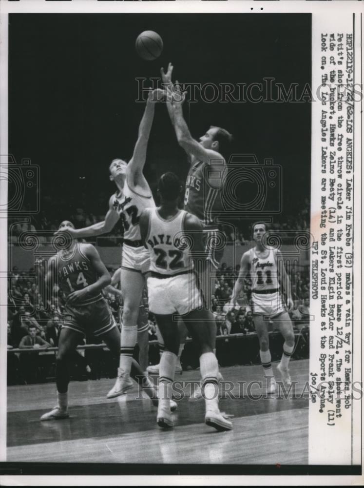 1962 Press Photo Laker Jim Krebs trys to block Bob Petit&#39;s shot Hawk&#39;s Zelmo - Historic Images