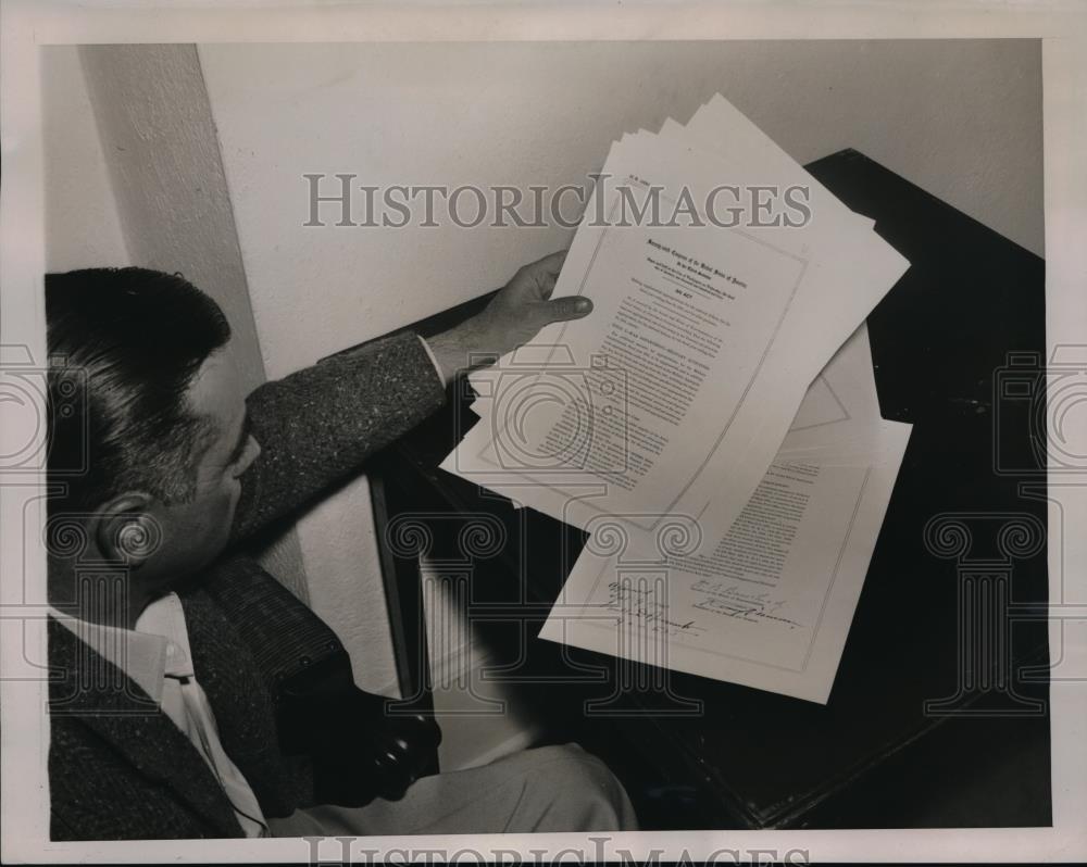 1940 Press Photo Bill authorizing $5,251,486,392 for Army &amp; Navy - Historic Images