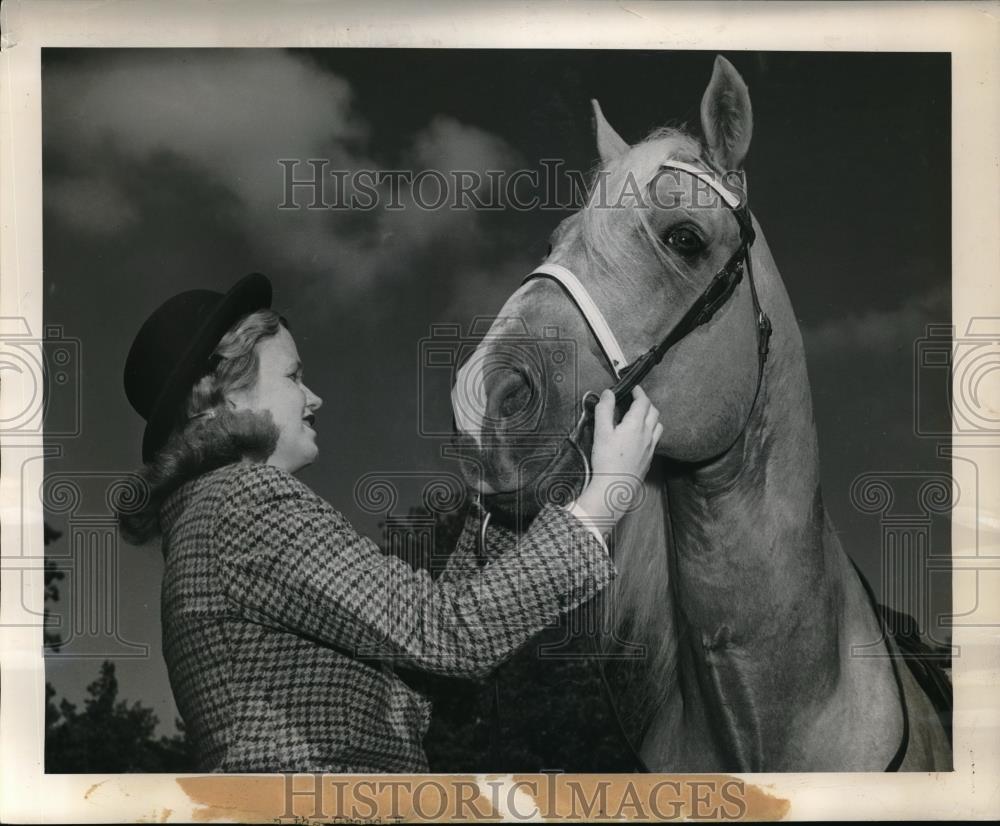 1948 Press Photo Nancy White and Sun Glow at National Cherry Festival Parade. - Historic Images