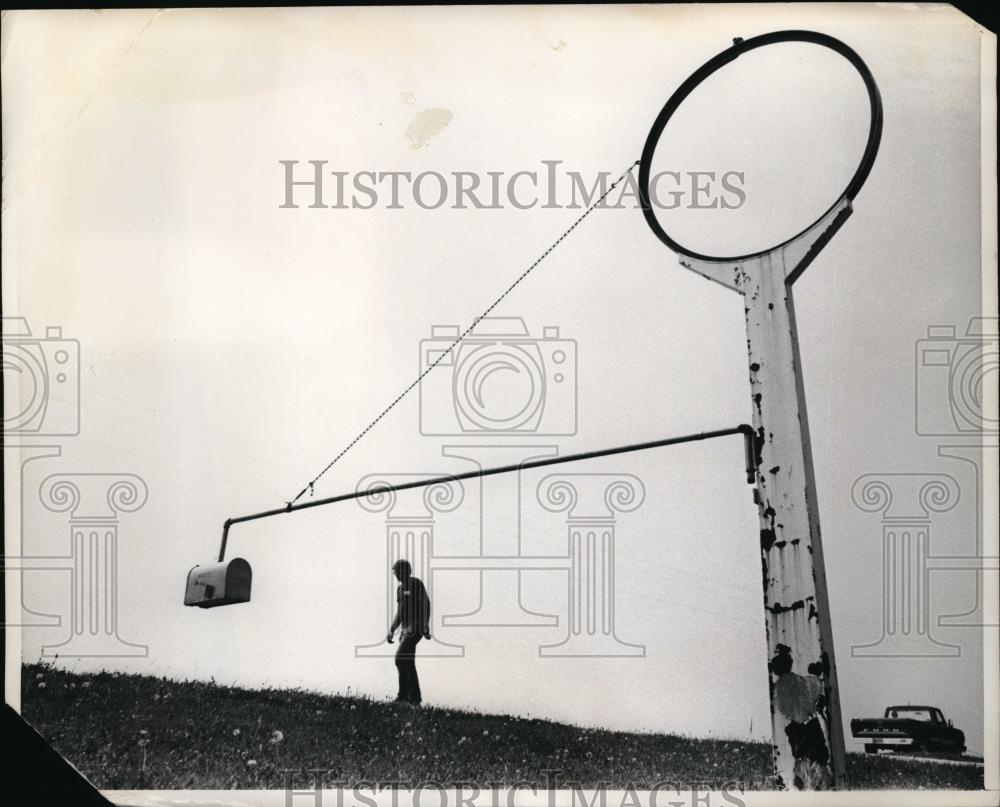 1975 Press Photo Janesville, Wisc Ed Heare & a unique style mailbox - Historic Images