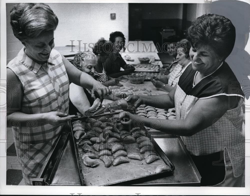 1970 Press Photo Mrs L Anter, Mrs M Aftoora at Cleveland&#39;s St Elias chuch dinner - Historic Images