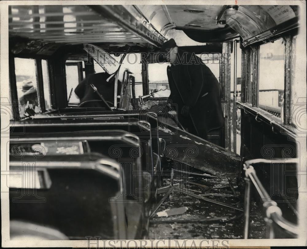 1932 Press Photo Interior view of what&#39;s inside the bus after the accident - Historic Images