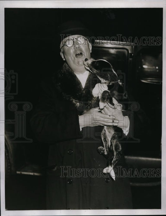 1935 Press Photo Hauptmann Lawyer Edward Reilly Relaxes With Puppy Dog - Historic Images