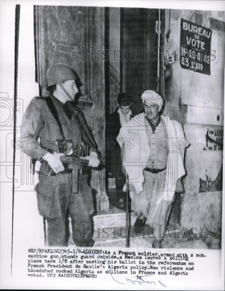 1961 Press Photo Algiers French soldier stands guard at polling place for Moslem - Historic Images