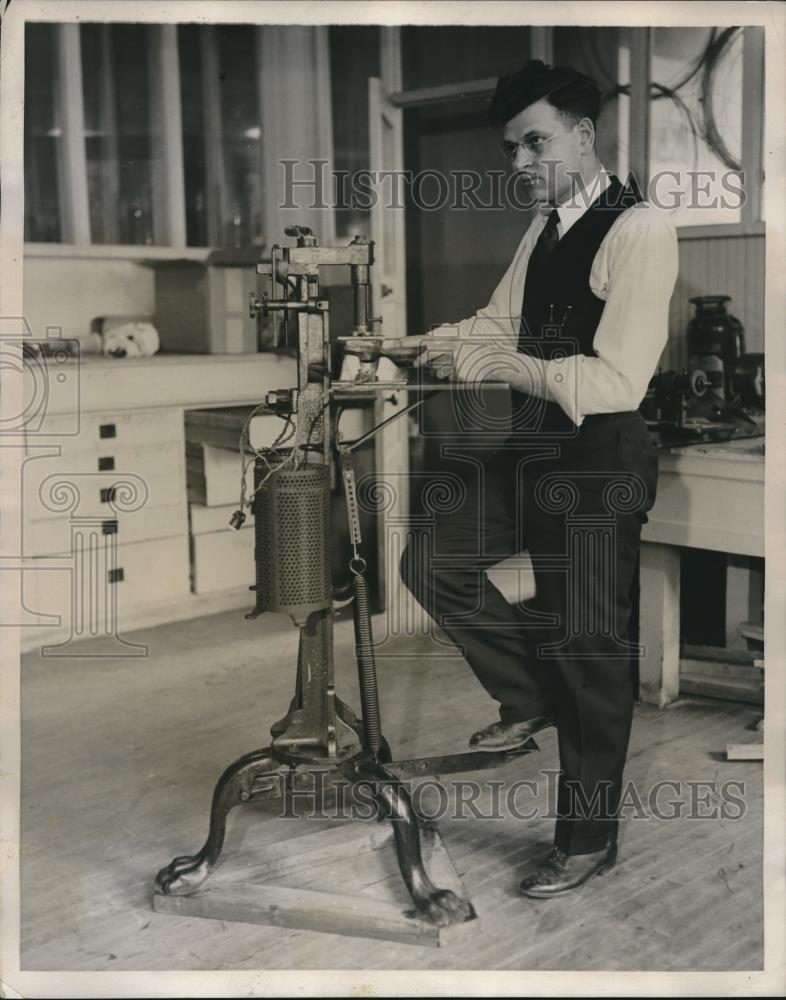 1931 Press Photo Earl G. Wright at his Press at the Natural Museum - nec17189 - Historic Images