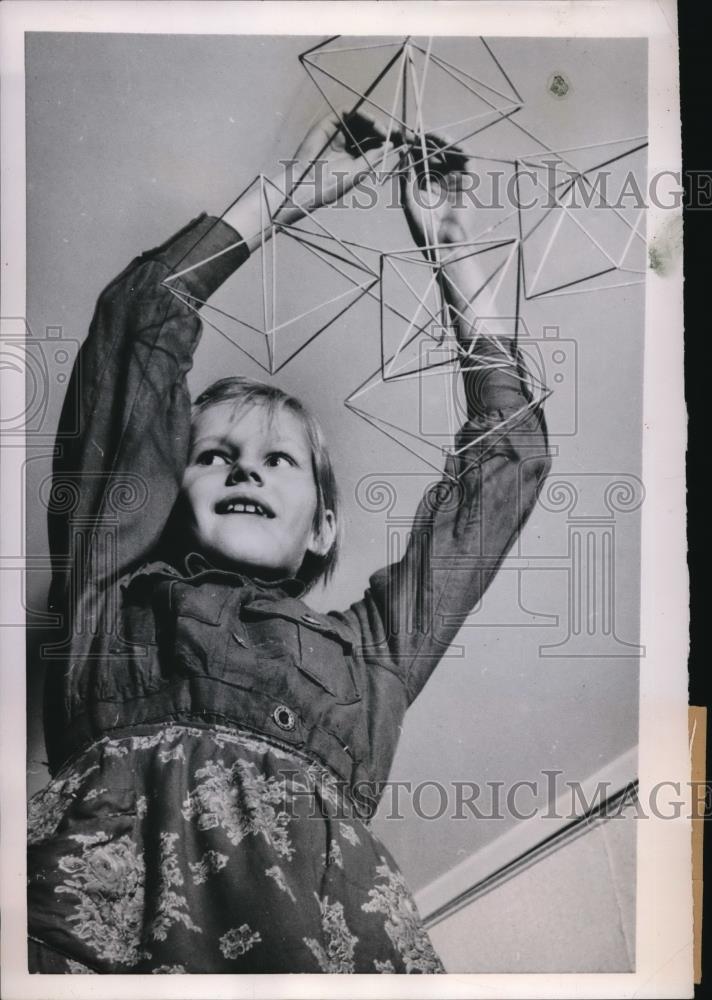 1953 Press Photo Finnish Girl Readies Futuristic Christmas Decorations - Historic Images