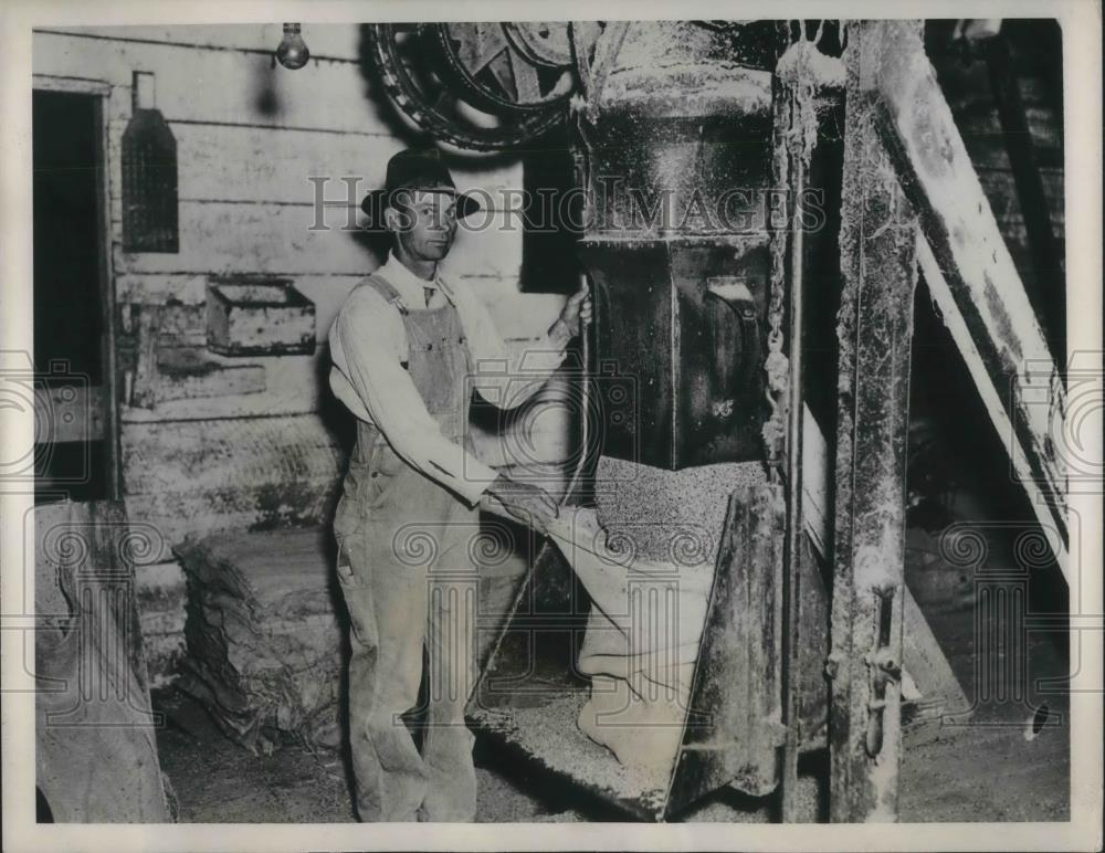 1937 Press Photo Block of cotton comes out of a cotton gin, seed hulls for stock - Historic Images