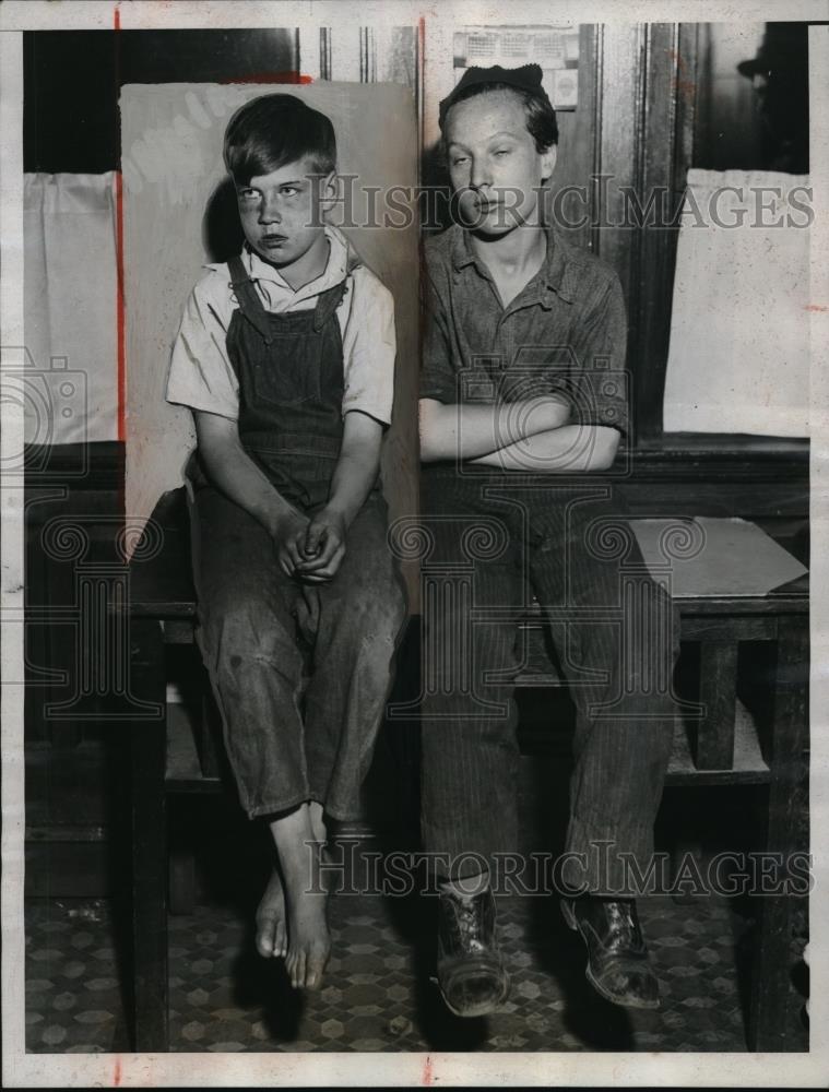 1934 Press Photo Floyd Ranker William Livocki At Police Station For Pushing Pegg - Historic Images