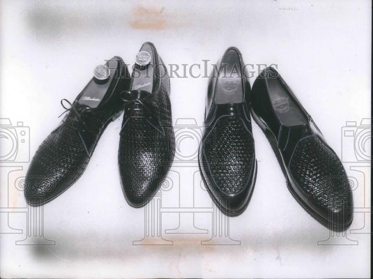 1961 Press Photo Mens  shoes on display  by Florsheim Co - Historic Images