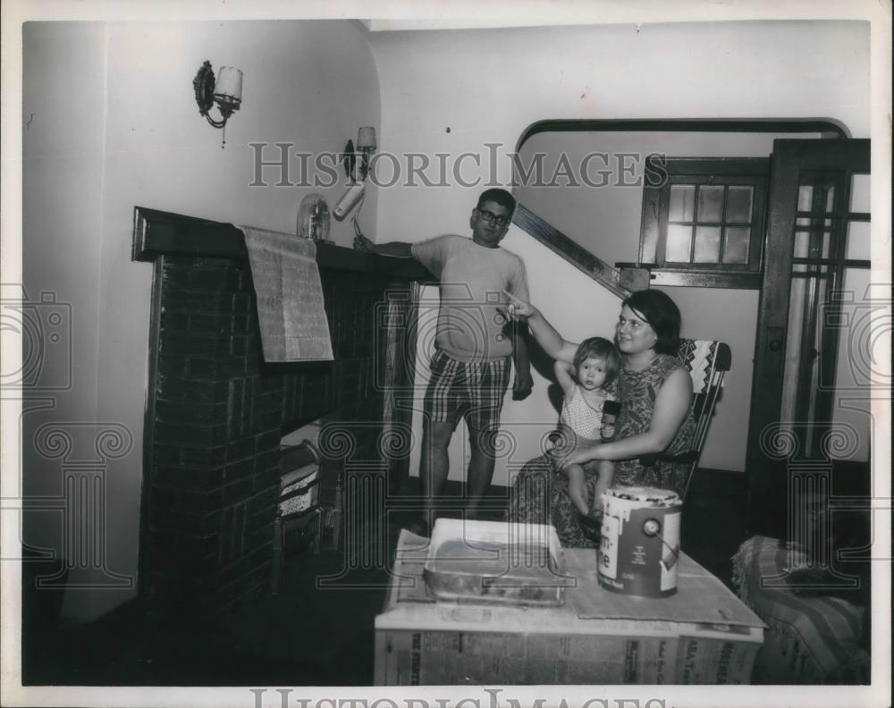 Press Photo Man and woman and child at their home fireplace - Historic Images