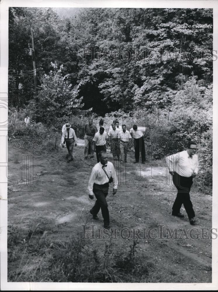 1958 Press Photo Boy Scout execs. climb hill at Lake Clendening Reservation - Historic Images