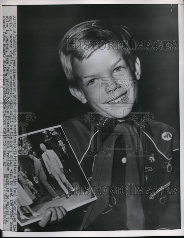 1953 Press Photo Paul Haley holding a picture of the Presient - Historic Images