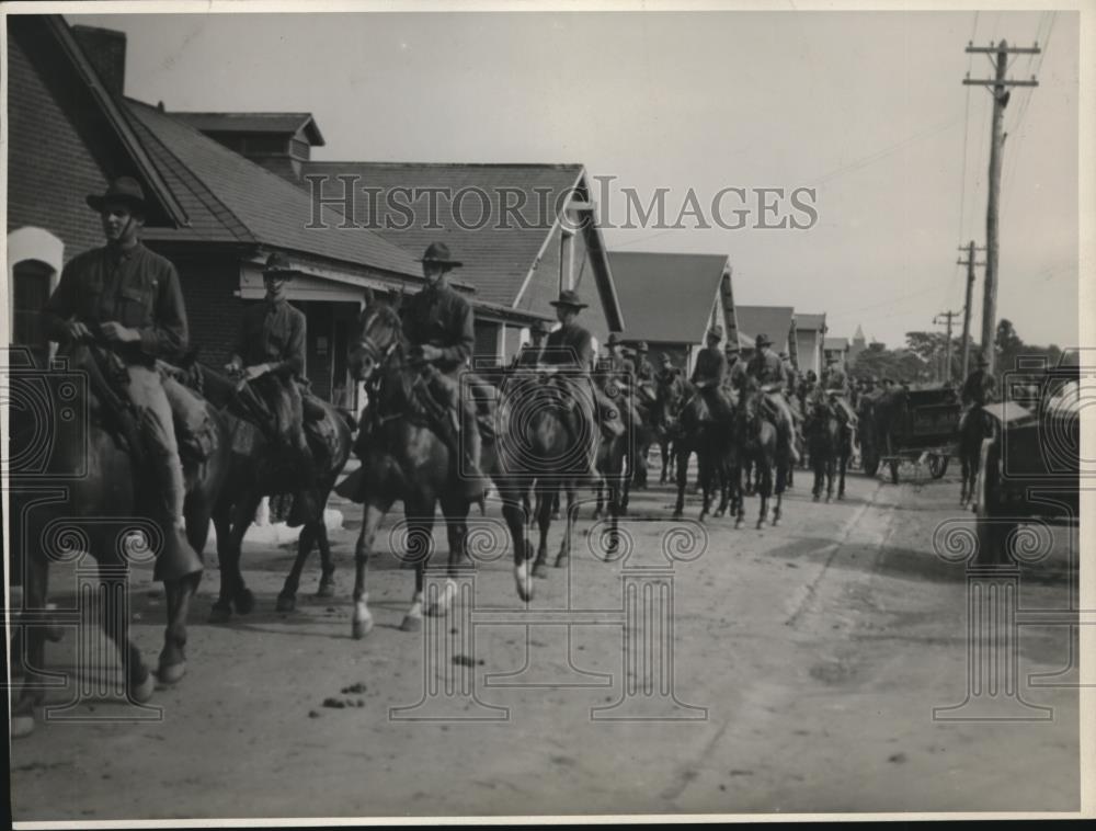 1929 Press Photo CMTCs at Ft Meyer, Va stables to travel to Camp Simms - Historic Images