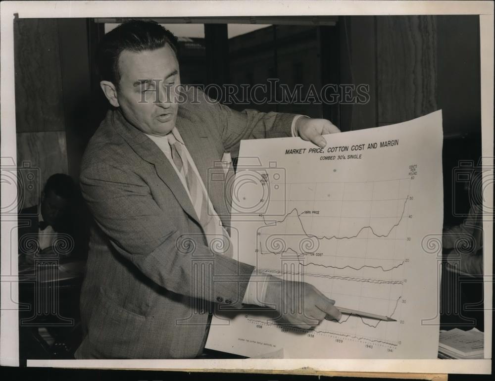 1941 Press Photo Leon Henderson using a chart during a meeting - Historic Images