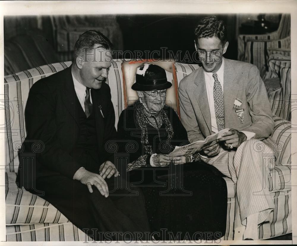 1935 Press Photo Cordon Veir and George Lowe as they honor Mrs. Francis E. Clark - Historic Images