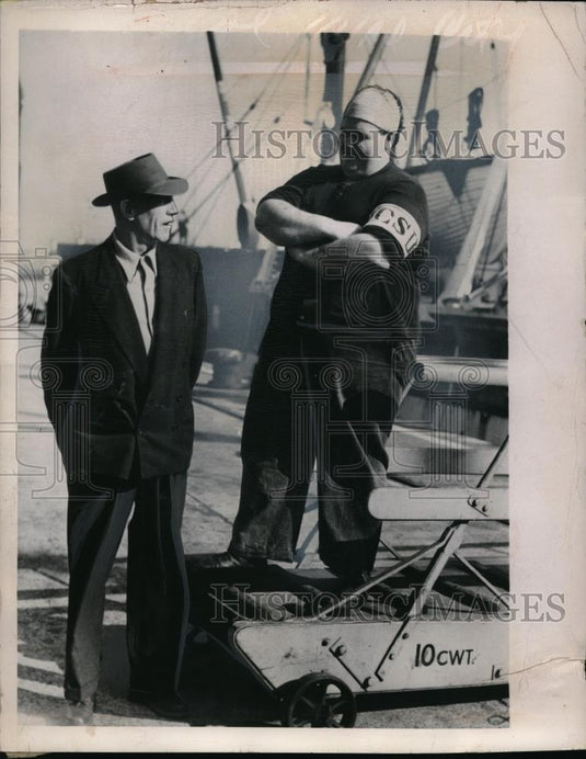 1949 Press Photo Tiny Himes after the crew of the canadian ship seaboard trader - Historic Images