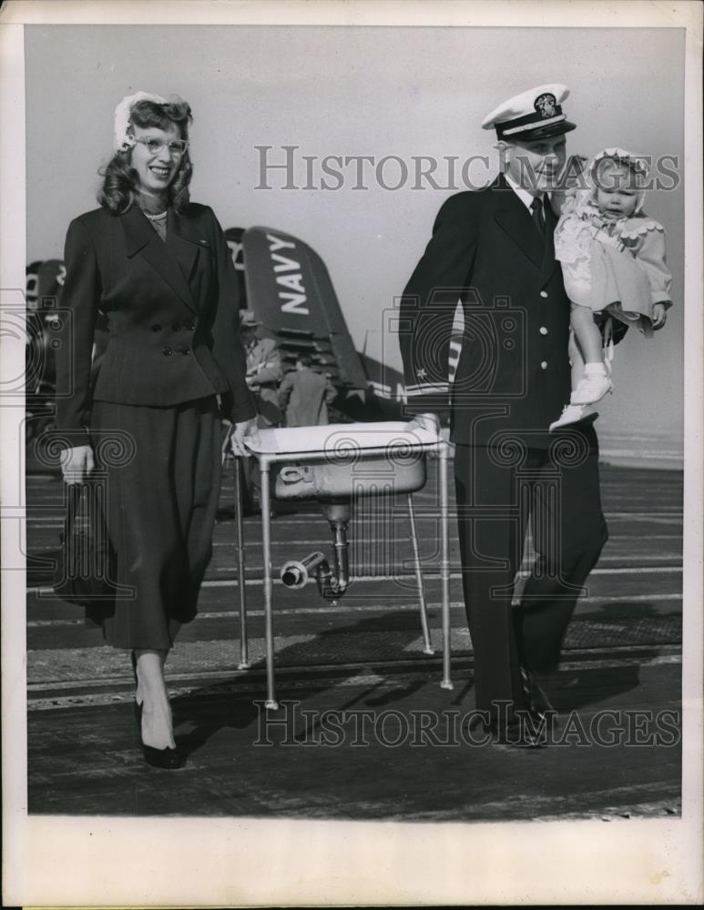 1953 Press Photo Carl B Austin With His Wife Peggy And Daughter Jacqueline - Historic Images