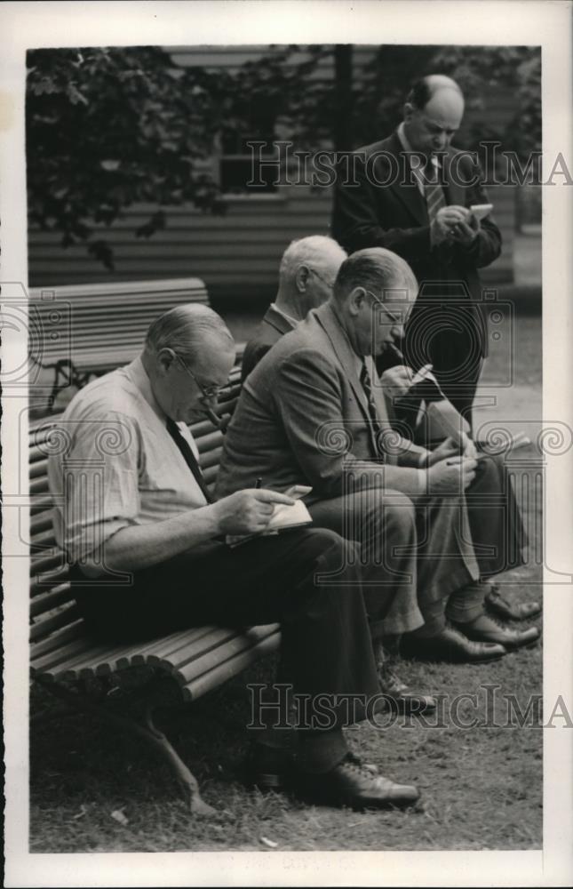 1940 Press Photo Belmont Park, NY racing fans in hot weather at the track - Historic Images