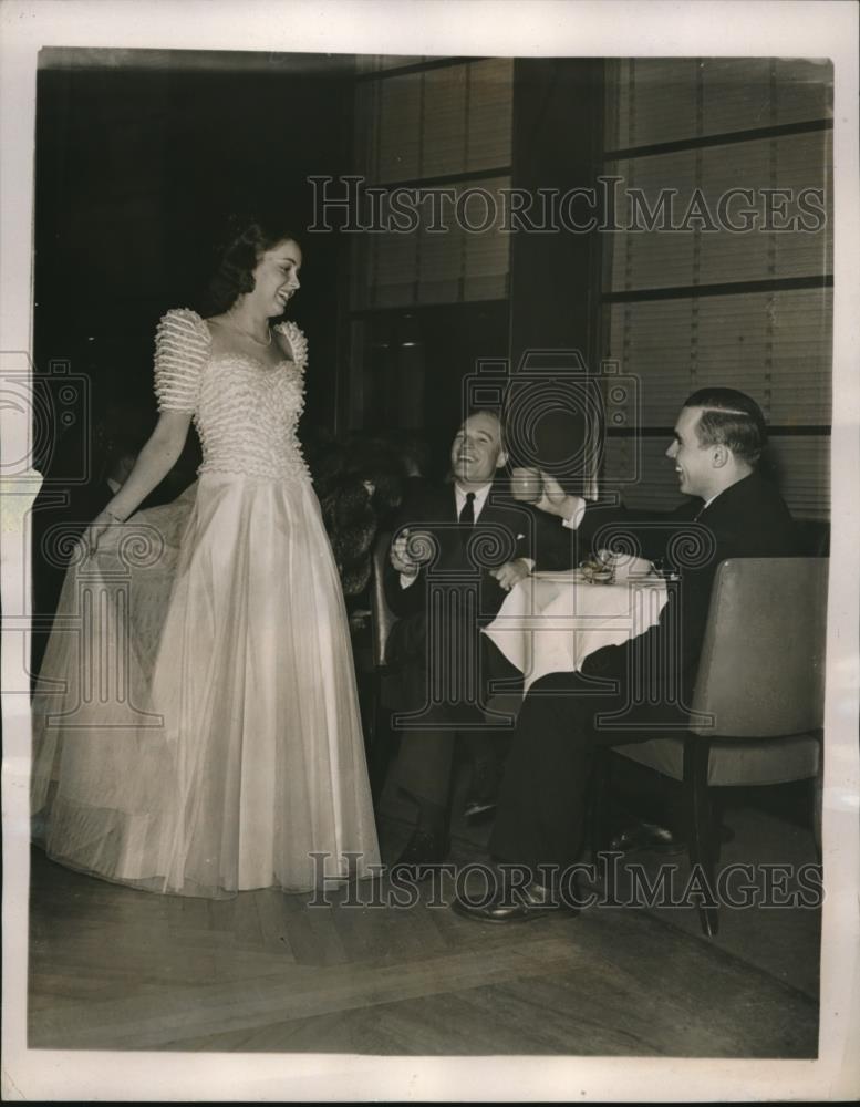 1940 Press Photo NYC, Jack Nagle, Carson Herrick, Virginia Keitz at fashion show - Historic Images