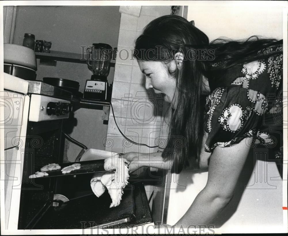 1970 Press Photo Philadelphia, Pa Susan Woodward making cookie ornaments - Historic Images