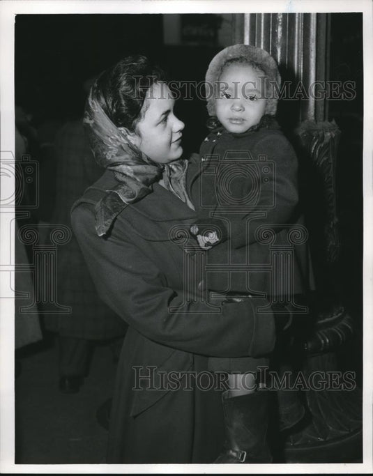 1953 Press Photo Mrs Mary Anne Neal & daughter Cathleen age 3 - Historic Images