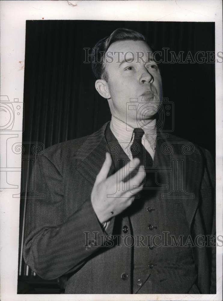 1945 Press Photo UAW Vice President Walter Ruether Gestures - Historic Images