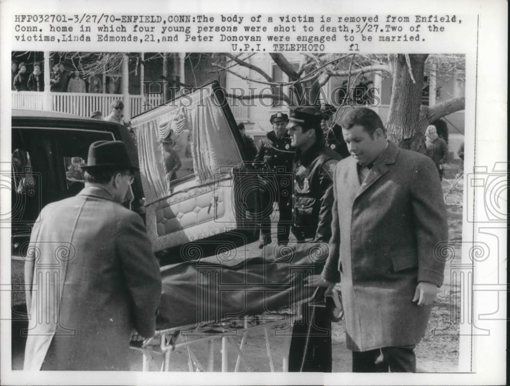 1970 Press Photo Enfield, Conn body of murder victim removed by coroner - Historic Images