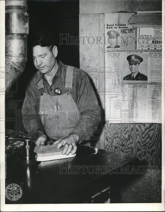 1942 Press Photo Henry Grattan Mahony Works in The Mare Island Navy Yard - Historic Images