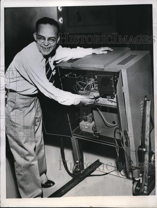 1948 Press Photo Life Term convict William Mason with television receiver - Historic Images