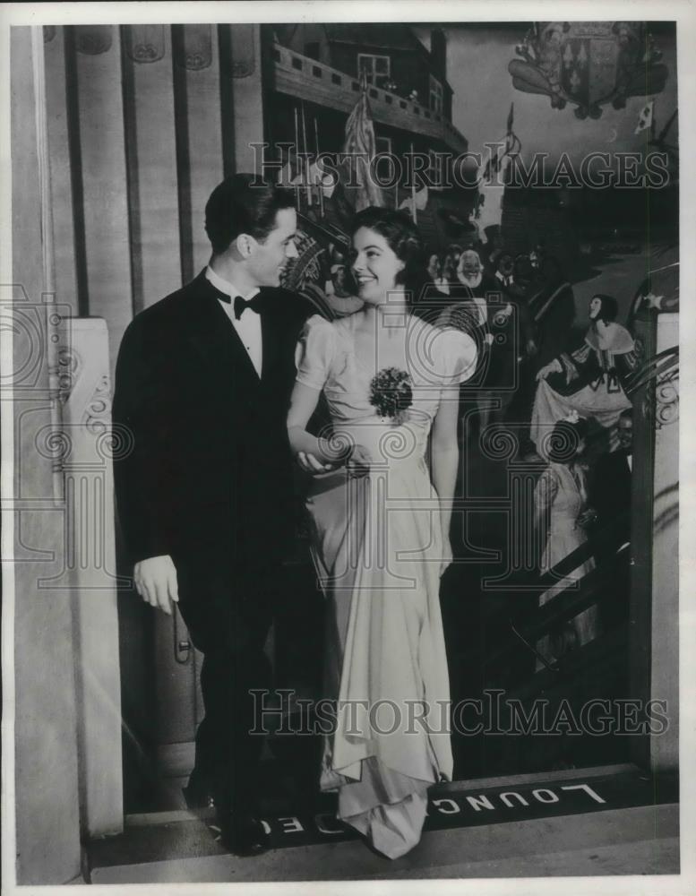 1940 Press Photo Smiling Couple on the S.S. Empress with a Mural in Background - Historic Images