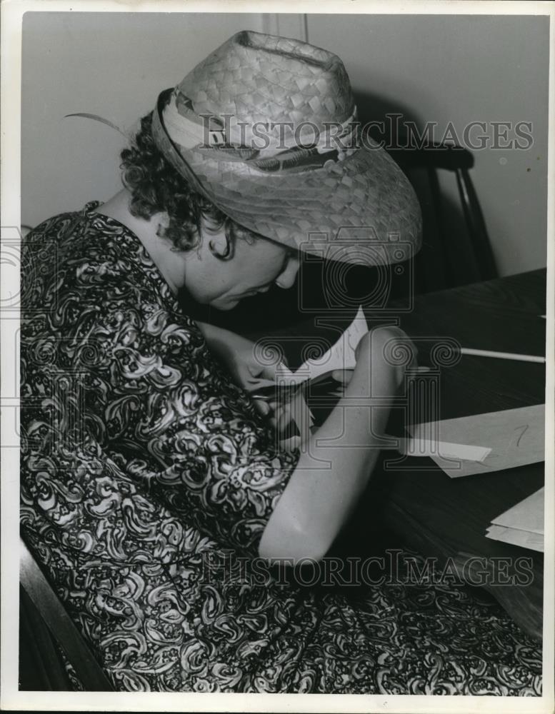 Press Photo Mrs Myrtle Lorentzen of the Society for Crippled Children - Historic Images