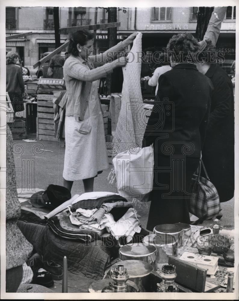 1999 Press Photo Swiss housewife inspects material for sale - Historic Images