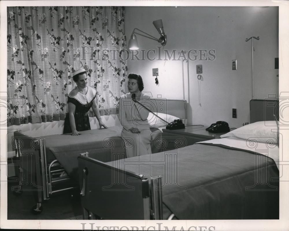 1957 Press Photo Mrs. Victor J. Sandy, Miss Delores Mikolojoski - Historic Images