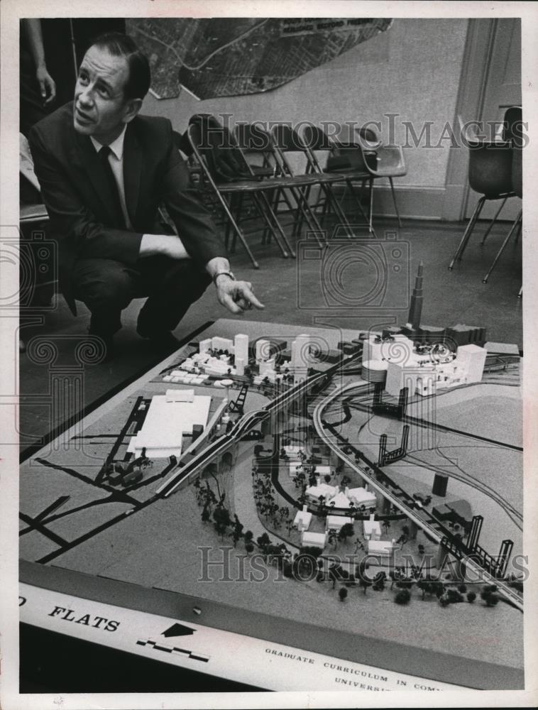 1970 Press Photo Professor Dieter Hammerschlay at Univ of R.I. for urban design - Historic Images