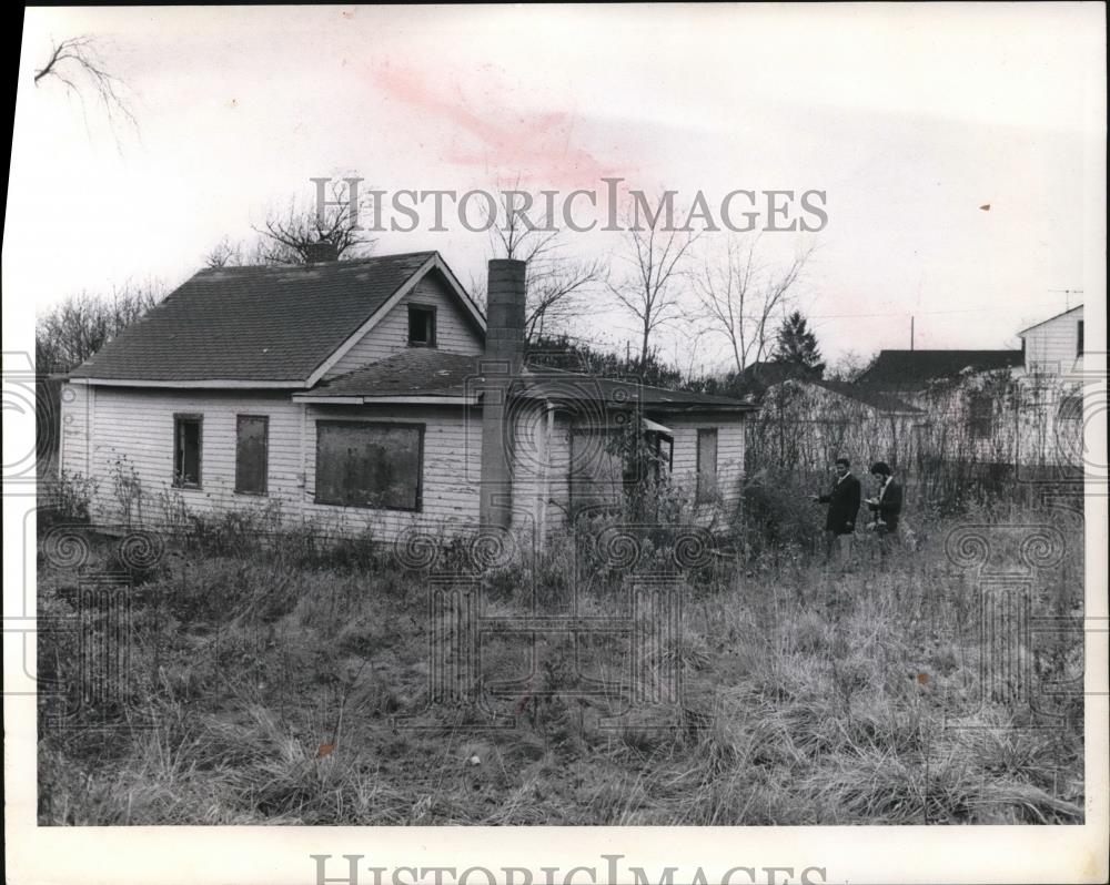 1972 Press Photo Vacant propert &amp; house  in Cleveland, Ohio - Historic Images