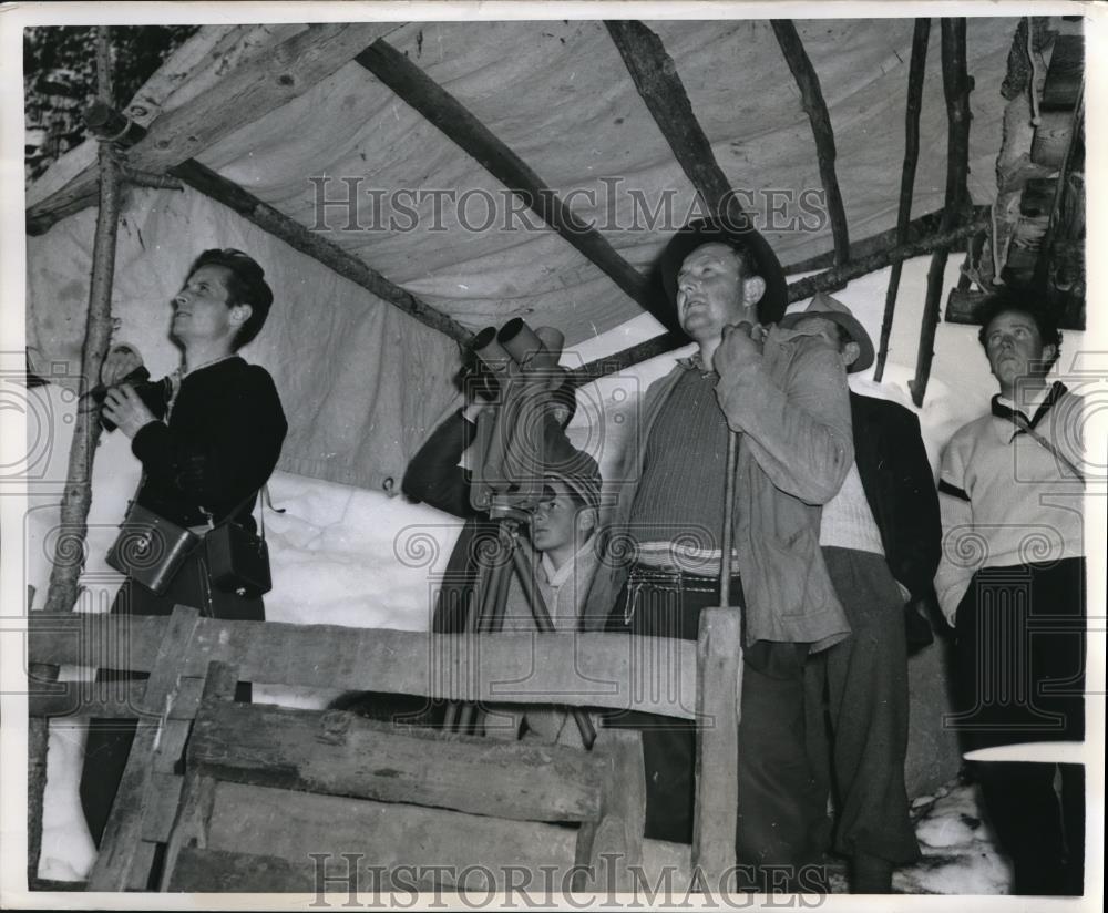 1959 Press Photo Observers from lookout post for Avalanche on Mount Nadelhorn - Historic Images